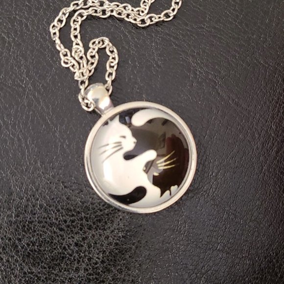 Ying & Yang Cat Pendant - Picture 4 of 8